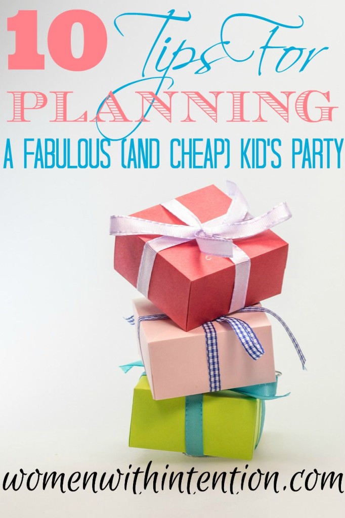 Have you ever been to a great birthday party but wondered how the host managed to afford having it?  Birthday parties can be expensive...but they don't have to be!  With 5 kids I have found 10 tips for planning a fabulous (& cheap) kid's party!